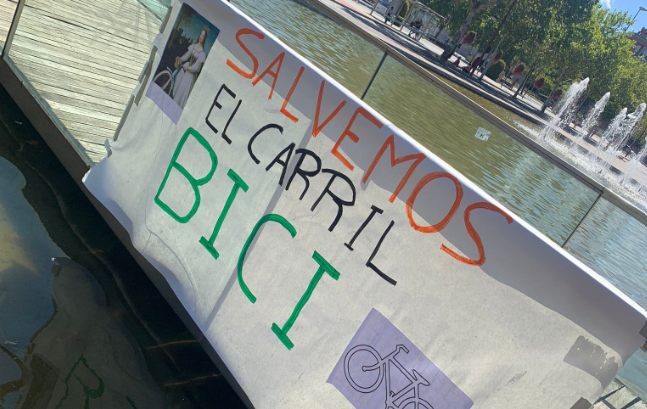 Pancarta en el Paseo de Zorrilla, frente al Laboratorio de las Artes de Valladolid (LAVA). Foto: ASCIVA