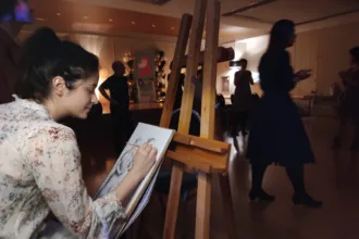 La artista Elisa Rodríguez pintando en uno de los eventos de Lindy Monkeys. Foto: Lindy Monkeys