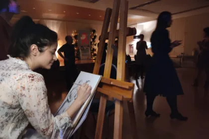 La artista Elisa Rodríguez pintando en uno de los eventos de Lindy Monkeys. Foto: Lindy Monkeys