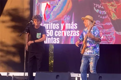 Majaretas del Planeta (Tomasito y Pepe Bao) en el escenario del festival El Milanito, Foto: Víctor David López.