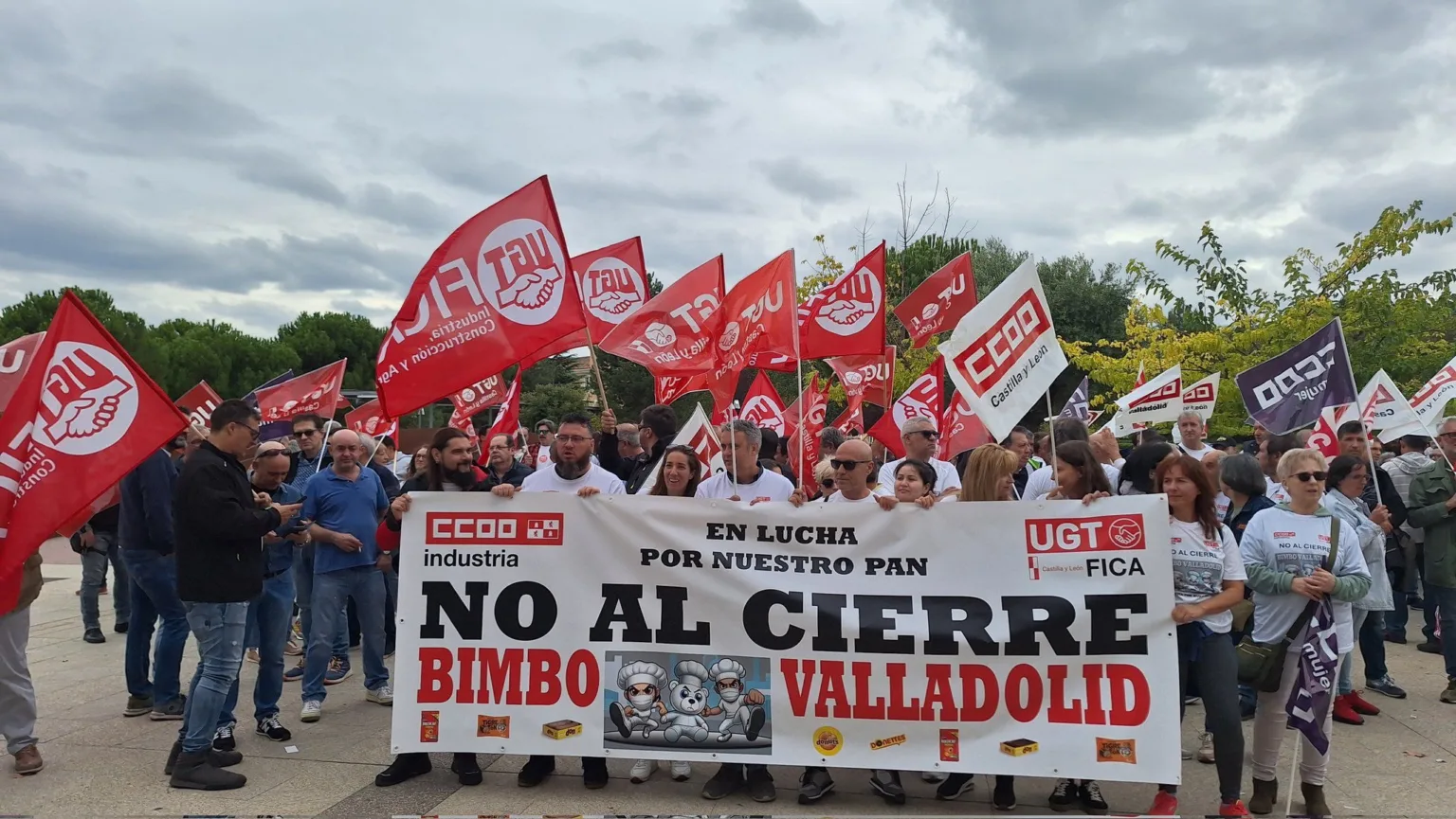 Concentración de la plantilla de trabajadores de Bimbo frente a la sede de las Cortes de Castilla y León. FOTO: UGTCyL