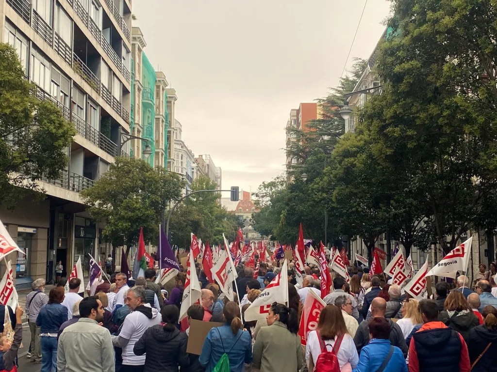 La manifestación contra el cierre de Bimbo en Valladolid, a su paso por la calle Miguel Íscar. Foto: Social24Horas