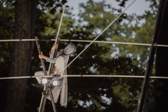 Mariona Moya se especializó en el equilibrio sobre cable tenso en 2009, año de creación de la compañía La Corcoles. Foto: Txus García