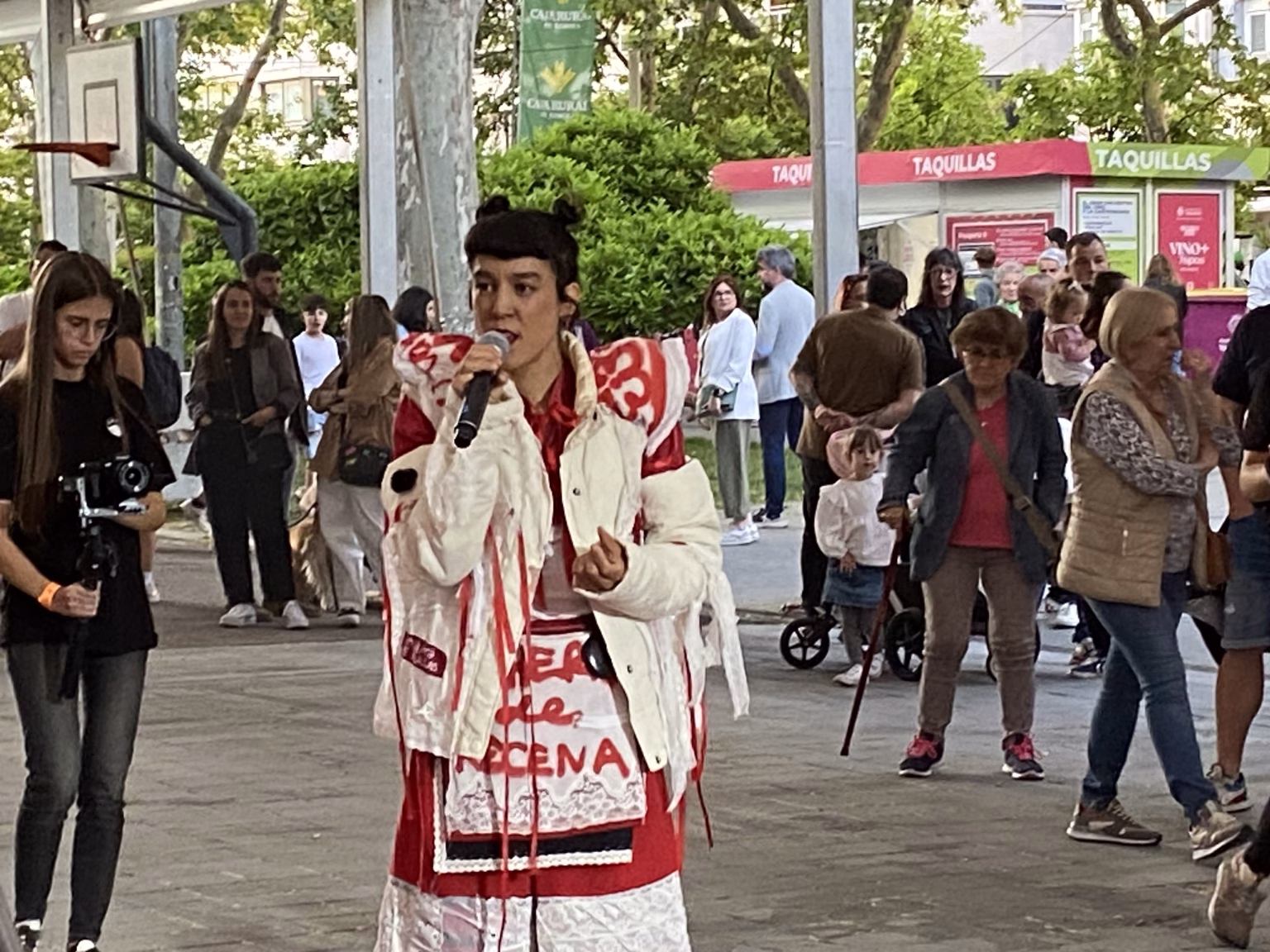 Cuando comenzó a sonar la primera canción del concierto, Bewis de la Rosa no estaba sobre el escenario: paseaba entre la gente. Foto: Social24Horas