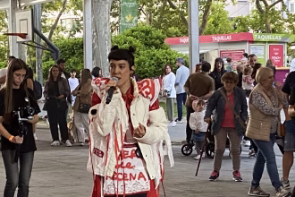 Cuando comenzó a sonar la primera canción del concierto, Bewis de la Rosa no estaba sobre el escenario: paseaba entre la gente. Foto: Social24Horas