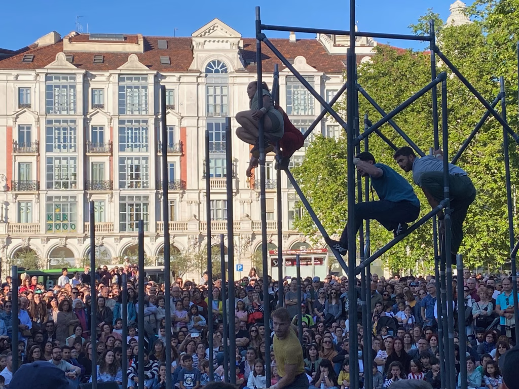 El combo de Motionhouse está formado por Alex De La Bastide, Olly Bell, Llewelyn Brown, Sophie O’Leary, Daniel Massarella y Beth Pattison. Foto: Social24Horas