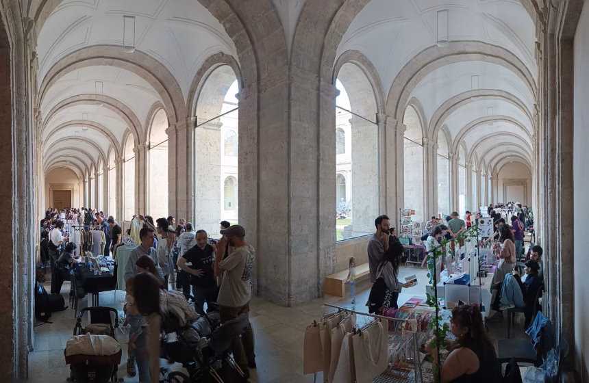 Los expositores de los creadores se colocaron en los pasillos del Patio Herreriano. Foto: Alejandro Antoraz