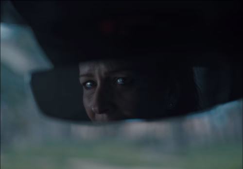No hace más que el interior de un coche para trabajar el suspense psicológico que plantea el corto "Ángulo muerto"