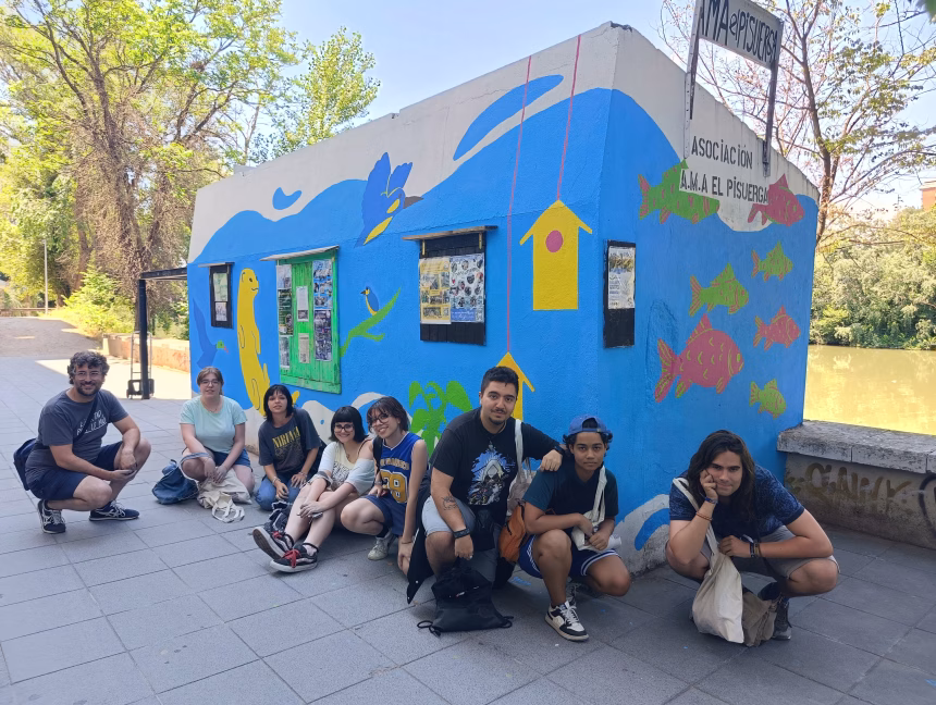 Alumnos de la escuela de Arte de Valladolid han ayudado a llenar de color la caseta pequeña de AMA El Pisuerga en Tenerías. Foto: AMA El Pisuerga