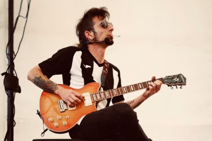 Iñaki Zaldua lleva dos décadas con esta guitarra como compañera de vida. Foto: Archivo personal