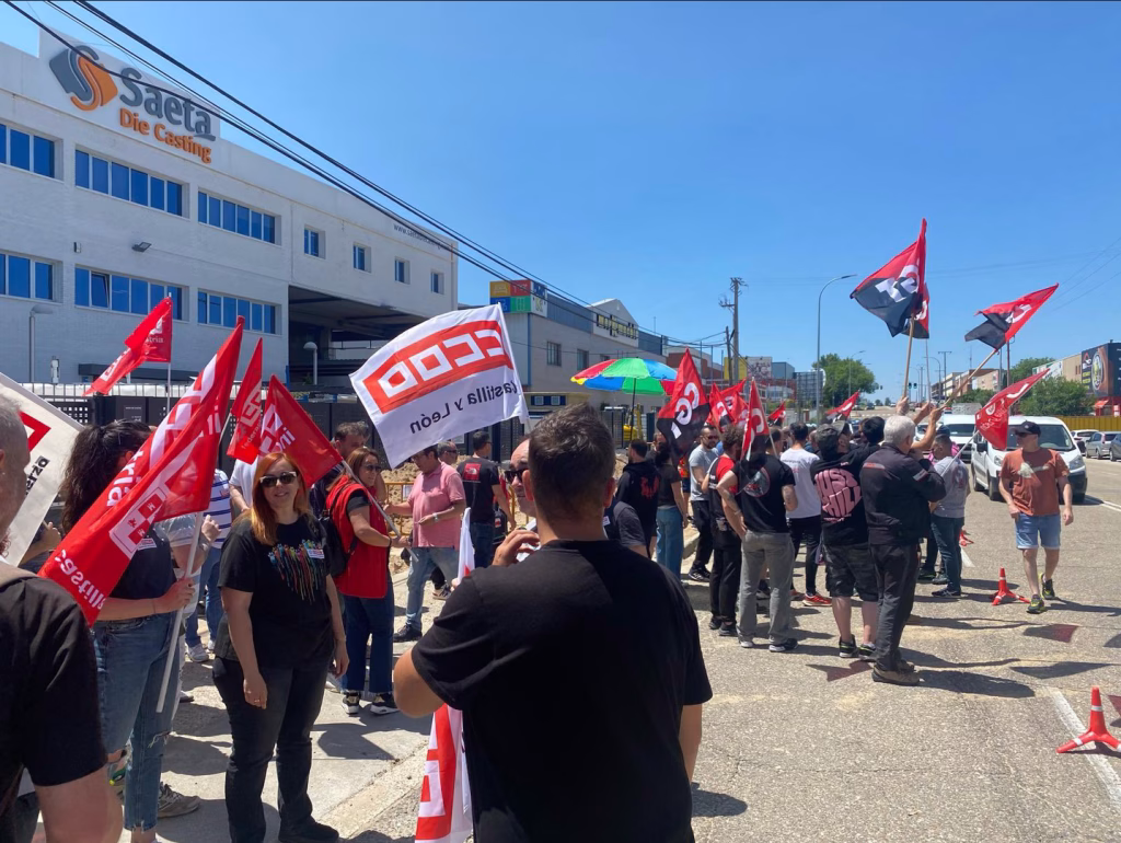 Los martes y los jueves, a las 13:30, seguirá habiendo concentraciones en la sede de Saeta. Foto: CCOO