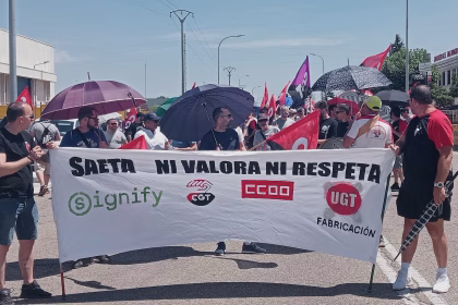 Todos los martes y jueves, la plantilla de Saeta, en huelga desde junio, sale a las calles. Foto: CGT Valladolid