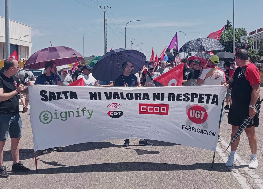Todos los martes y jueves, la plantilla de Saeta, en huelga desde junio, sale a las calles. Foto: CGT Valladolid
