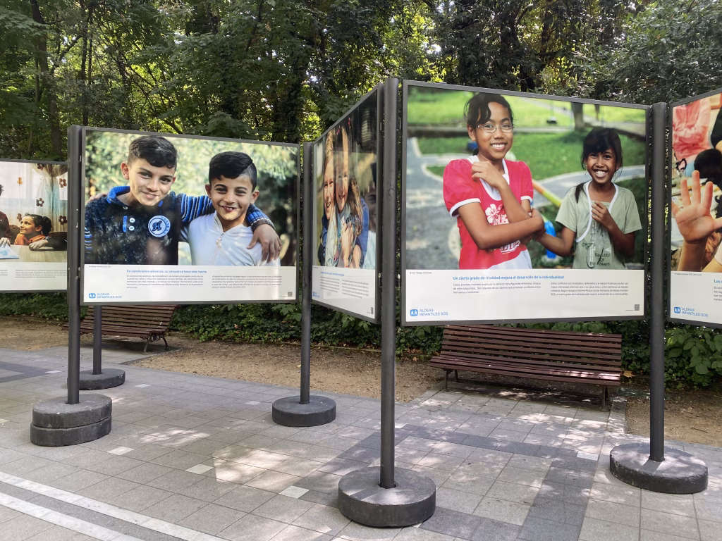 La inauguración de la exposición contó con la presencia de la teniente de alcalde y concejala de Educación y Cultura del Ayuntamiento, Irene Carvajal; los mellizos y jóvenes deportistas, Martín y Matilda Toca Altés, y la directora de Relaciones Institucionales de Aldeas Infantiles, Arantxa Sanz. Foto: Social24Horas