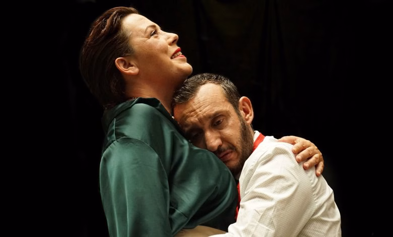 Amparo y Federico son una pareja en crisis (aunque ellos no lo saben), en "Paella". Foto: Tarambana Teatro