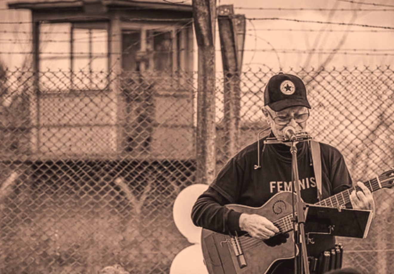 León Gieco, en uno de sus últimos conciertos solidarios, en la Unidad 5, centro penitenciario femenino de Montevideo. Foto: Pata Eizmendi