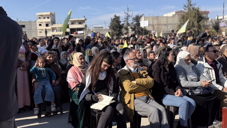 Beatriz Castañeda Aller, cubriendo un acto en Siria el pasado mes de febrero. Foto: Javier Ayala Aizpuru