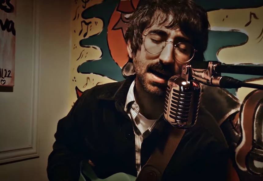 Guille Aragón (Arizona Baby, Cosmic Birds, Ohian) es el nexo de unión de Pintaderas con The New Raemon. Foto: Bicoca Records