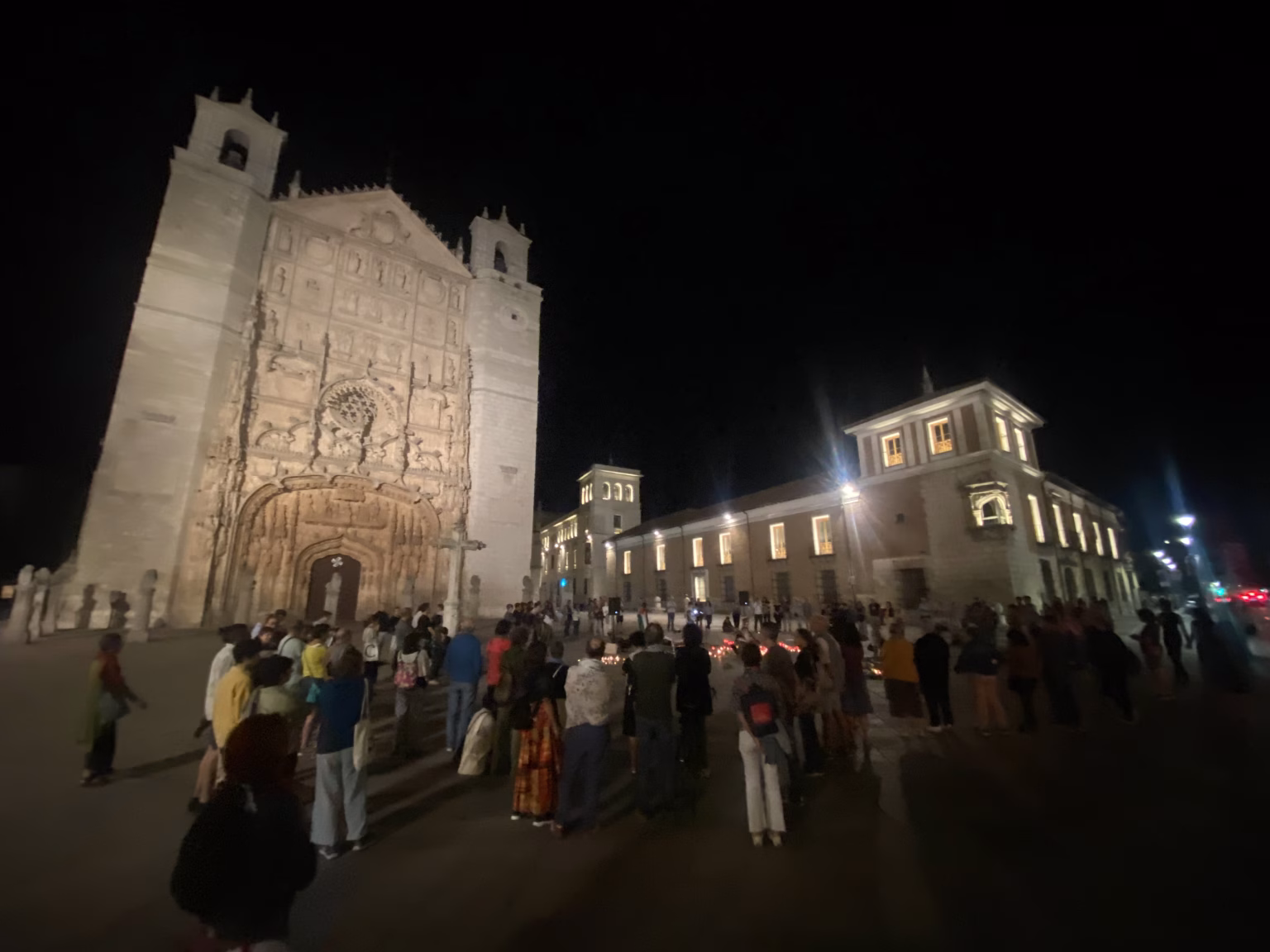 El acto convirtió la plaza de San Pablo en un velatorio por las víctimas infantiles del genocidio de Gaza. Foto: Social24Horas