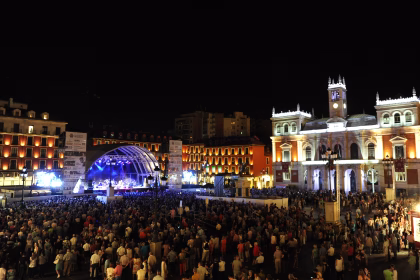 Las noches de la plaza Mayor, con su programación de actuaciones en vivo, sigue siendo la referencia de las fiestas pucelanas. Foto: Ayuntamiento de Valladolid