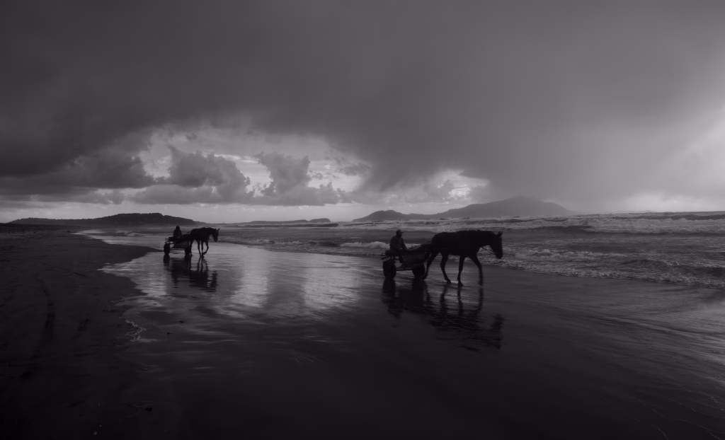 Gianfranco Rosi, que ha triunfado en los festivales de Venecia y Berlín, presenta en la Seminci "Below the clouds"