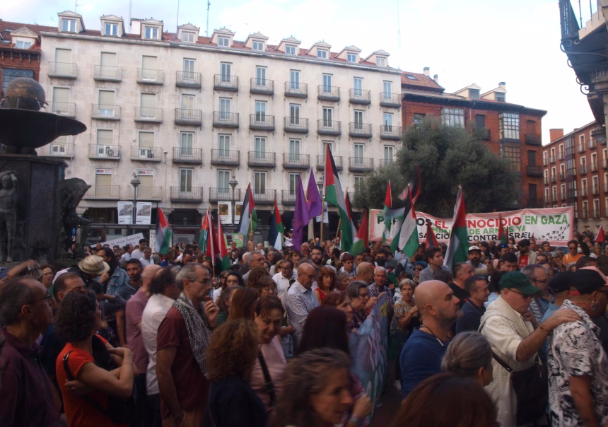 Desde Fuente Dorada, los manifestantes salieron hacia la calle Regalado por el principio de Teresa Gil. Foto: Social24Horas