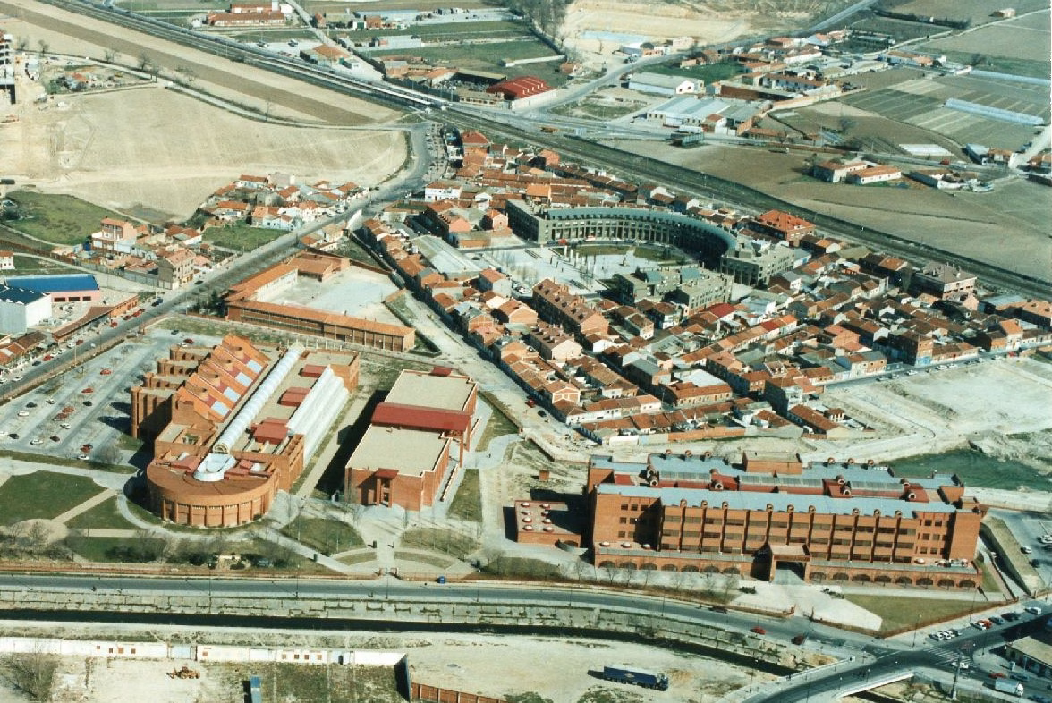 Panorámica del barrio Belén a mediados de los noventa, con la inconfundible plaza de las Nieves. Foto: SAFI 2000, S.L. Archivo Municipal de Valladolid