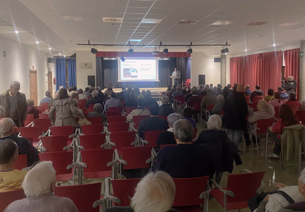 La convocatoria de la Plataforma por la Integración Ferroviaria levantó gran expectación en el Centro Cívico Zona Sur. Foto: Social24Horas