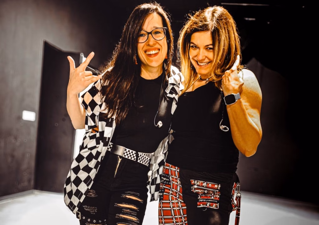 Sara (izq) es guitarrista y Vane es la vocalista de la banda ganadora del certamen Onda Rock 2025. Foto: Archivo personal