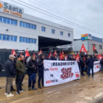 Compañeros, familiares y simpatizantes de la CGT respondieron al llamamiento ante las puertas de Saeta. Foto: Social24Horas