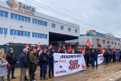 Compañeros, familiares y simpatizantes de la CGT respondieron al llamamiento ante las puertas de Saeta. Foto: Social24Horas