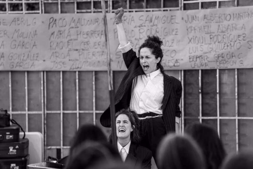 La premiada María San Miguel, con el puño en alto en "Federico. No hay olvido, ni sueño: carne viva". Foto: JMR-Proyecto-43-2