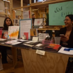 La asociación juvenil Epokhé tenía su puesto en la Feria Creativa de Galerías Valladolid delante del local en el que desarrollan su residencia artística. Foto: Social24Horas