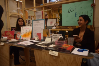 La asociación juvenil Epokhé tenía su puesto en la Feria Creativa de Galerías Valladolid delante del local en el que desarrollan su residencia artística. Foto: Social24Horas