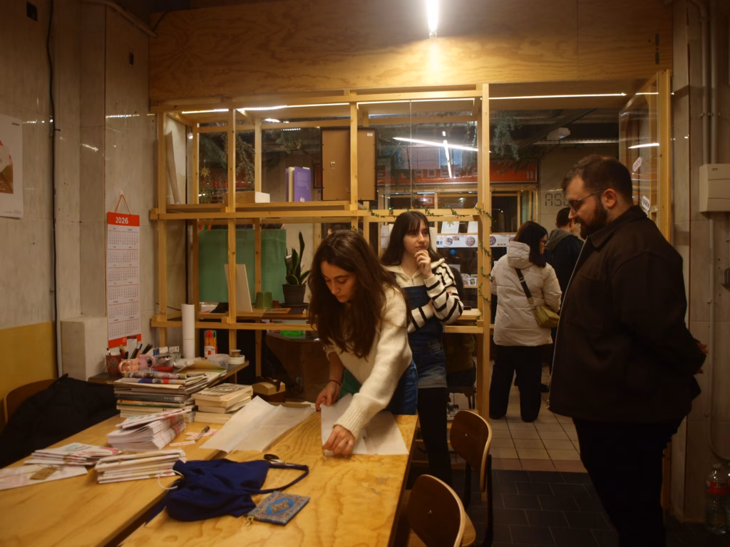 Mesa de trabajo y reuniones de la asociación juvenil Epokhé, en Galerías VA. Foto: Social24Horas
