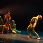 La cantante Rocío Torío, sentada en la butaca, junto a las bailarinas Martín, Cabezas, Makovey y Vinagrero. Foto: @alex_mineralex