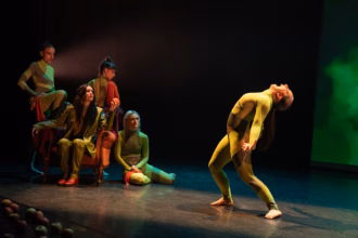 La cantante Rocío Torío, sentada en la butaca, junto a las bailarinas Martín, Cabezas, Makovey y Vinagrero. Foto: @alex_mineralex