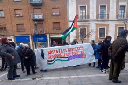 Concentración de apoyo a los activistas procesados en la puerta de los juzgados. Foto; Izquierda Castellana