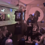 Jorge Muñoz-Cobo y su guitarra eléctrica en el pequeño escenario del Bizarro. Foto: Social24Horas