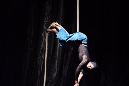 En 2021 Rebeca Pérez funda la compañía Rebe al Rebés, con la intención de crear espectáculos que fusionen la investigación circense con el teatro de movimiento. Foto: Rebe al Rebés