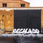 Uno de los rótulos que el equipo de rescate de "Valladolid con carácter" guarda en Casasola de Arión. Foto: Miriam Chacón