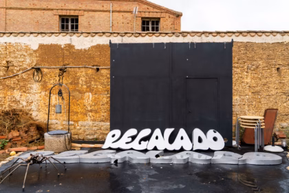 Uno de los rótulos que el equipo de rescate de "Valladolid con carácter" guarda en Casasola de Arión. Foto: Miriam Chacón