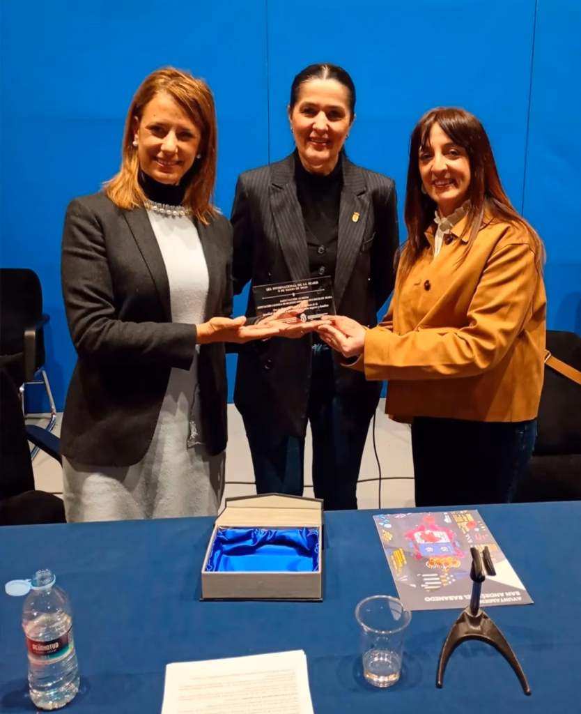 Ana Caurel  entrega de una placa a las representantes de la asociación, Marta Martín y Noelia Valdueza