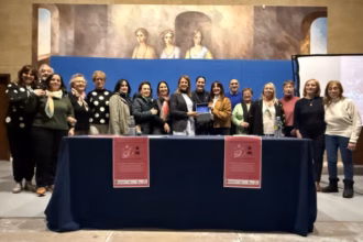 Ana Caurel entrega de una placa a las representantes de la asociación, Marta Martín y Noelia Valdueza