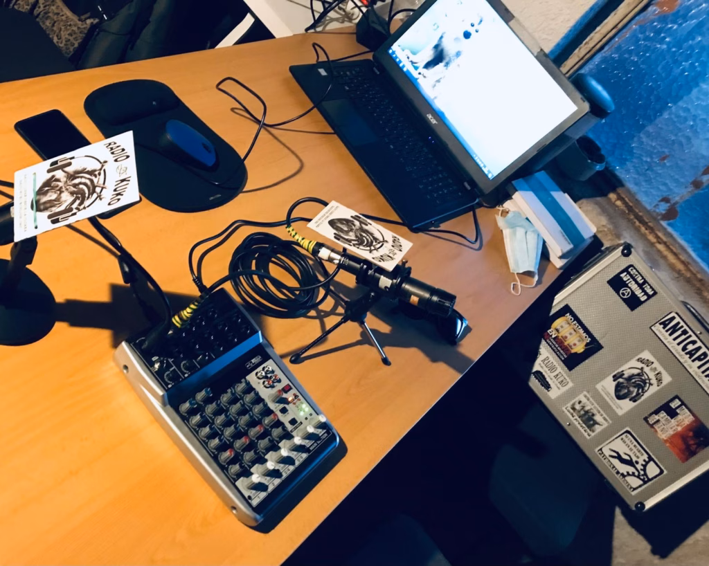 Emisión de uno de los programas de Radio Kuko