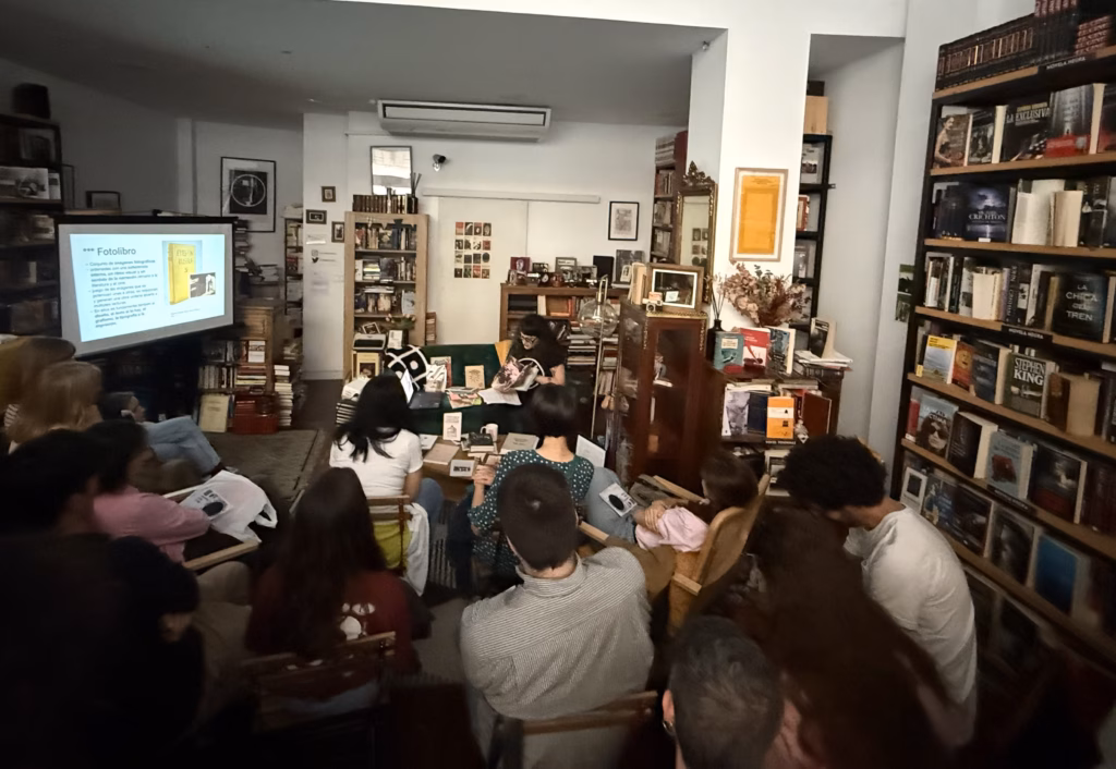 El Colectivo Fuera de Lugar organiza el ciclo de encuentros La Magistral en la librería La Perecquiana. Foto: Social24Horas