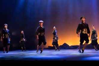 Bailarinas y bailarines de Arvine Danza en acción. Foto: Luisa Valares