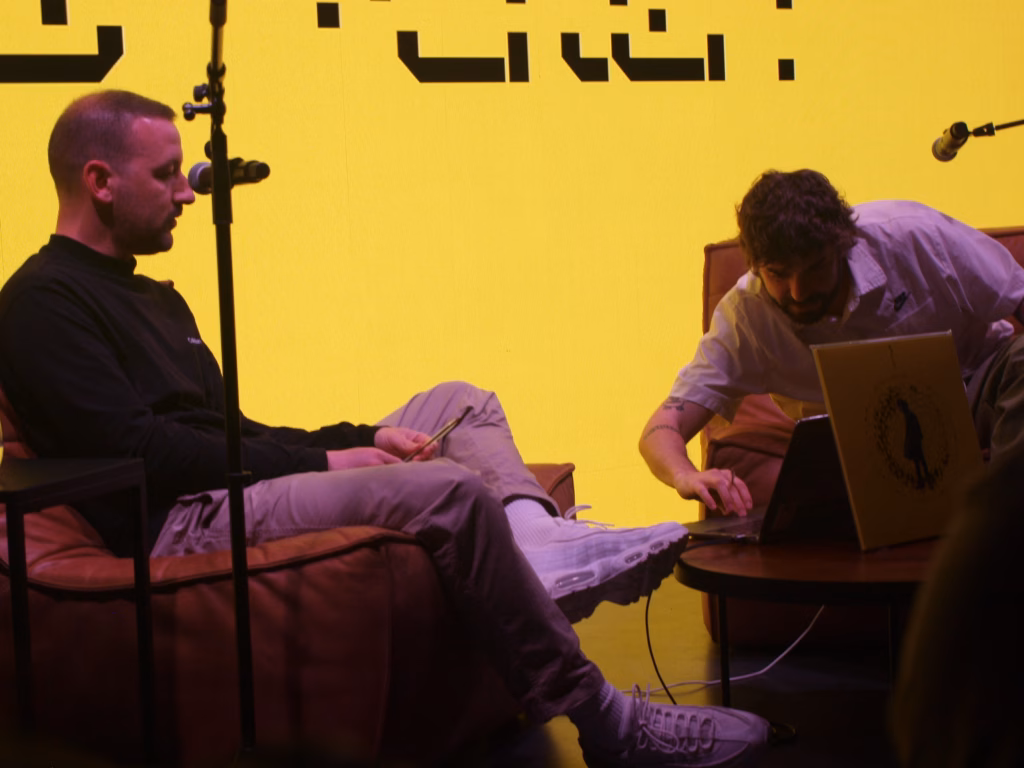 El periodista musical Rodrigo Suárez (Senda Fatal) fue el encargado de moderar la charla con Erik Urano, y de pinchar las canciones del disco. Foto: Daniel Pelayo