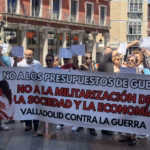 Los miembros de la plataforma trabajaron para concienciar a los viandantes que pasaban por la plaza. Foto: Social24Horas