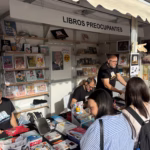 Caseta del nuevo colectivo Libros Preocupantes, en la plaza Mayor. Foto: Social24Horas